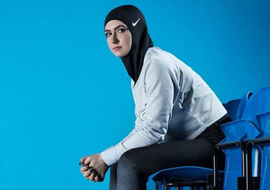 ارتدت اللاعبة الإماراتية زهرة لاري حجاب نايكي ونشرت صورتها بمناسبة اليوم العالمي للمرأة